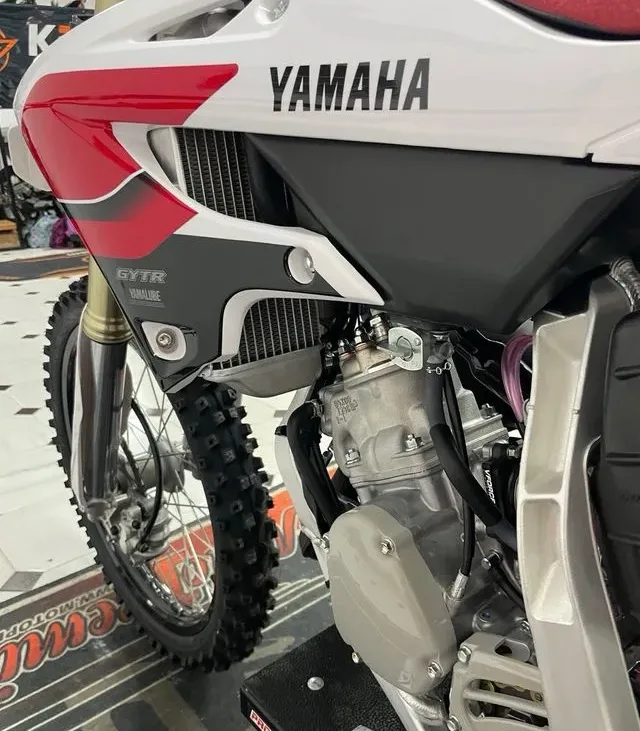 YAMAHA YZ 125 cc 70 Aniversario 10