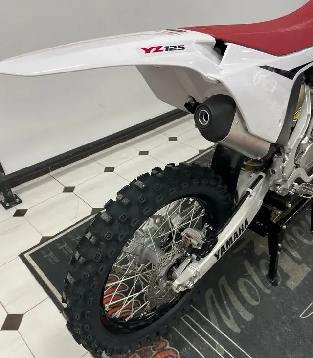 YAMAHA YZ 125 cc 70 Aniversario 3