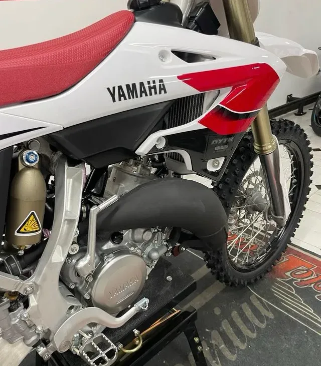 YAMAHA YZ 125 cc 70 Aniversario 6