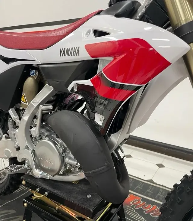 YAMAHA YZ 125 cc 70 Aniversario 7