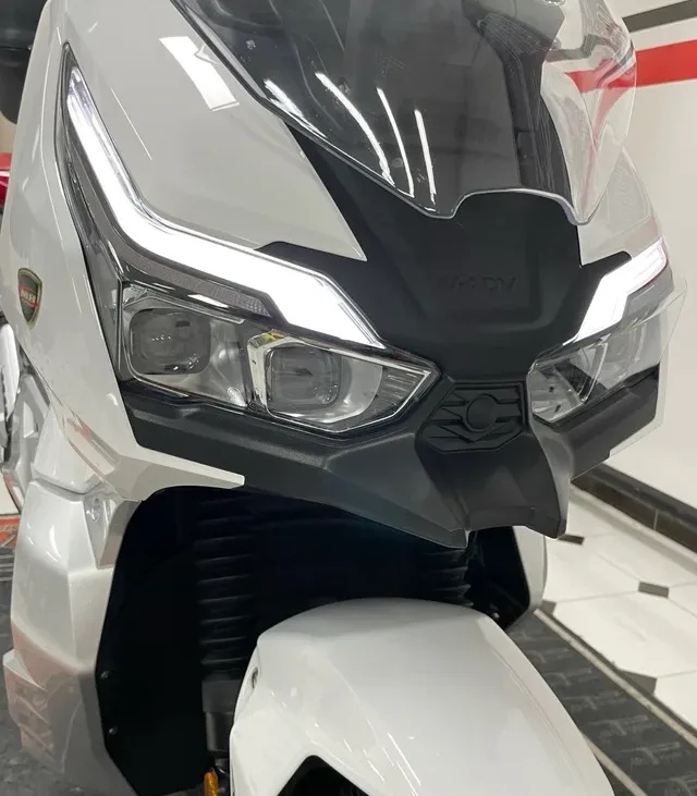 MH VR10 Maxxi scooter 125 13
