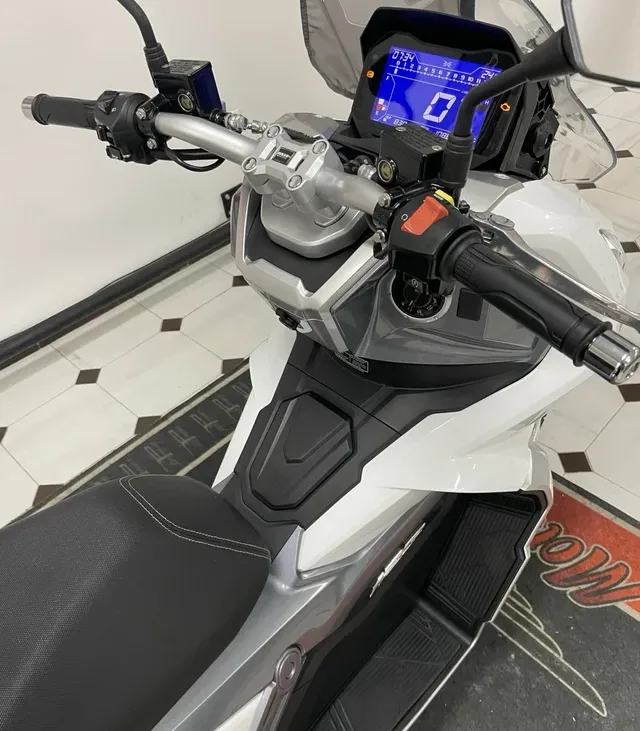 MH VR10 Maxxi scooter 125 9